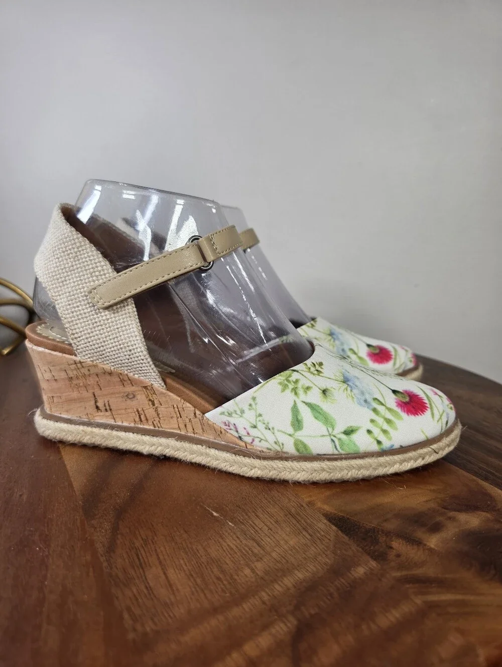 Baretraps Ocean Floral Closed Toe Espadrille Wedge Sandals Size 7 Like New